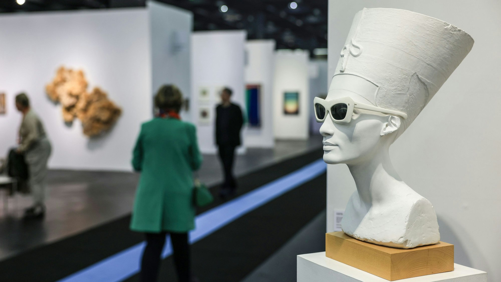 Eine weiße Büste Nofretete mit Sonnenbrille.