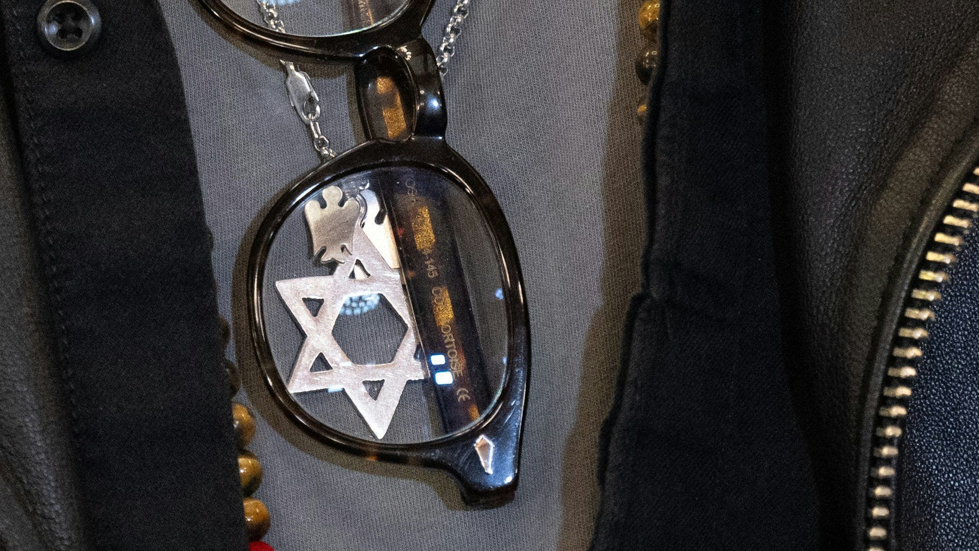 Der deutsche Rockmusiker Gil Ofarim trägt beim Betreten des Saals im Landgericht in Leipzig eine Kette mit Davidstern.