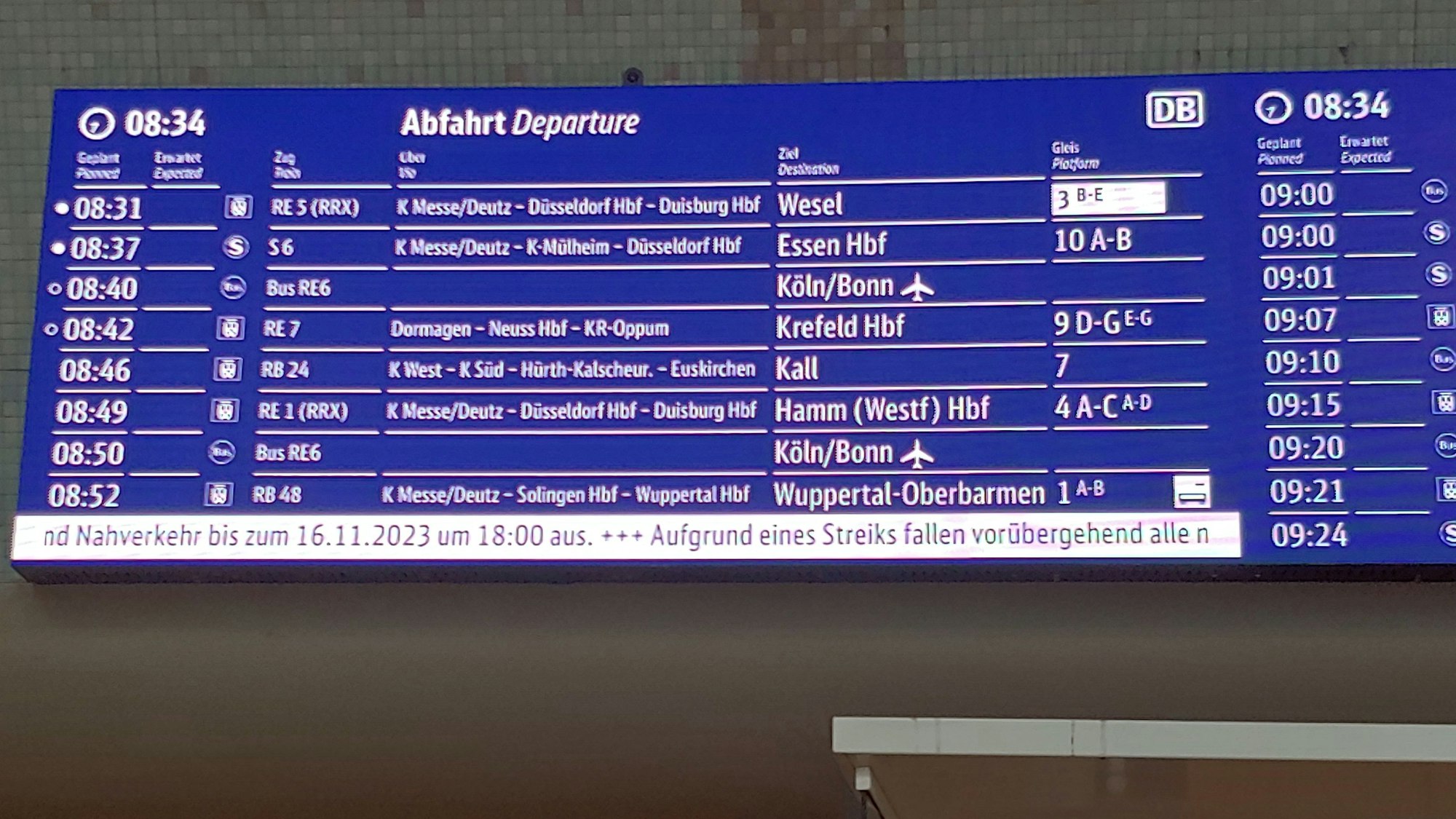 Anzeigetafel am Kölner Hauptbahnhof am Donnerstagmorgen