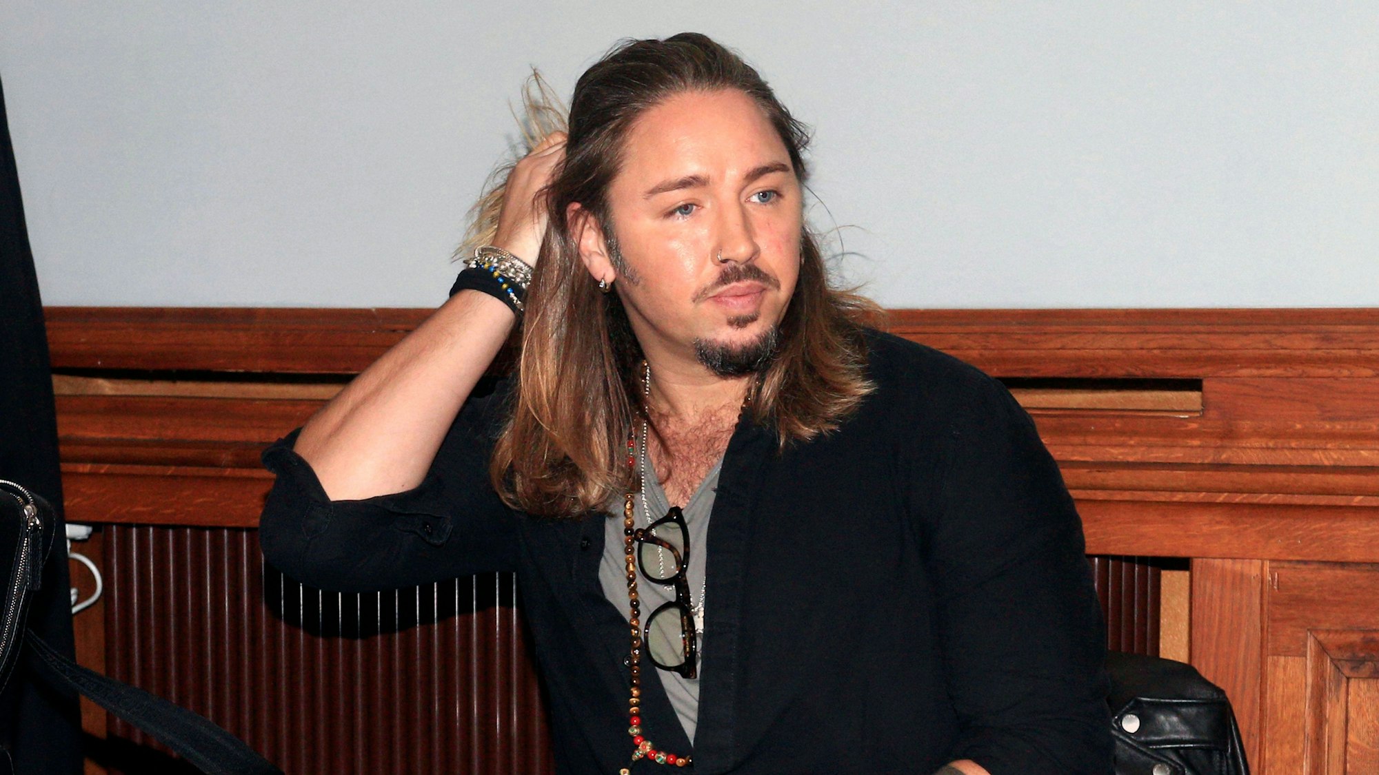 Gil Ofarim bei seiner Verhandlung wegen falscher Verdächtigung, Verleumdung sowie Betrug beim Landgericht Leipzig.