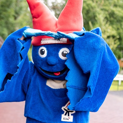 Das Maskottchen vom Kinderschutzbund Köln ist ein laues Männchen mit einem roten Hut, der aussieht wie die Spitzen des Kölner Doms.