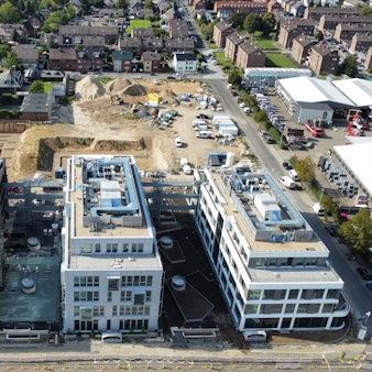 Das Bild zeigt eine Luftaufnahme der Neubauten und der Goldgrube