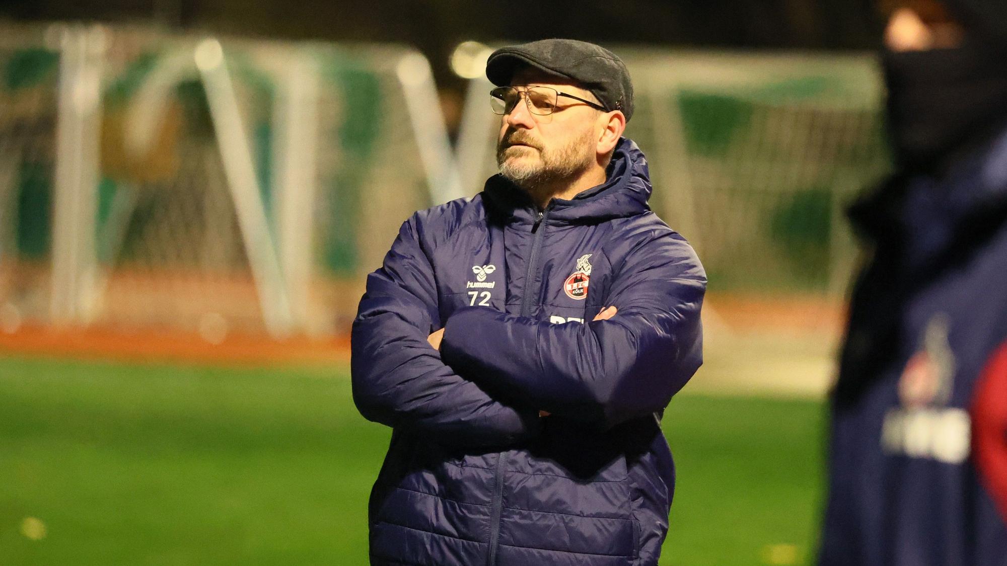 FC-Trainer Steffen Baumgart trug offenbar aufgrund der schlechten Lichtverhältnisse am Porzer Fußballplatz eine Brille.