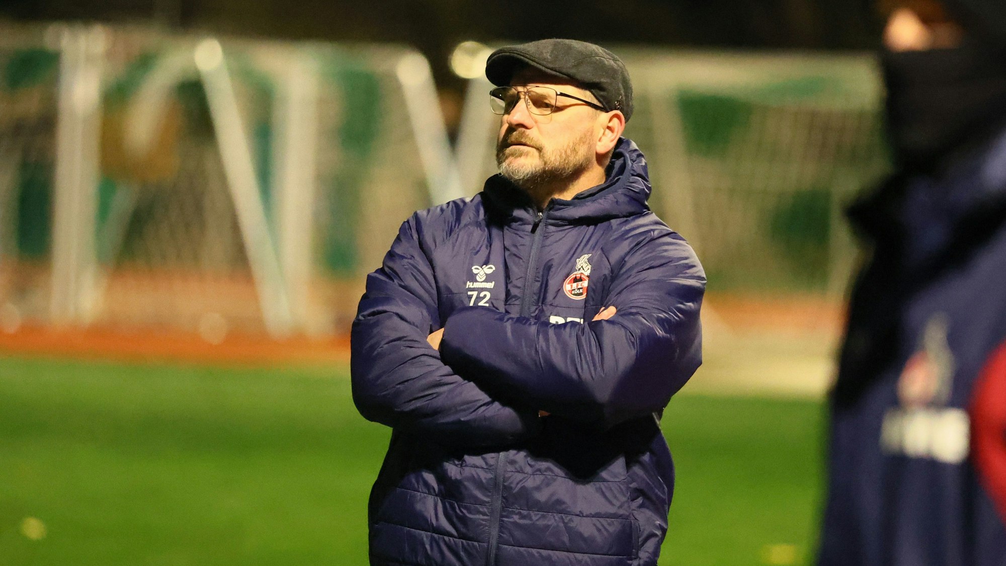 FC-Trainer Steffen Baumgart trug offenbar aufgrund der schlechten Lichtverhältnisse am Porzer Fußballplatz eine Brille.