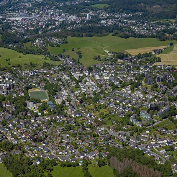 Luftbild des Ortes Bernberg, dahinter ist Gummersbach