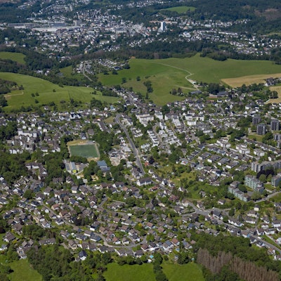 Luftbild des Ortes Bernberg, dahinter ist Gummersbach