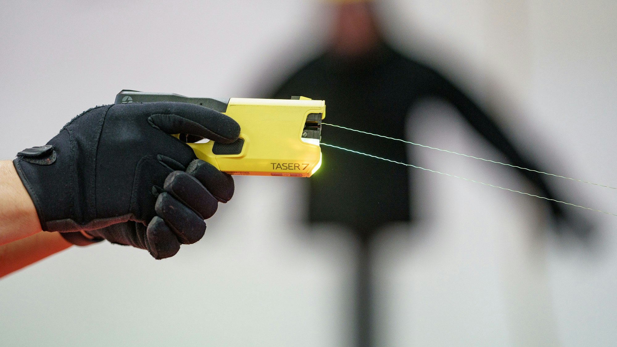 Beamte der Landespolizei in Schleswig-Holstein demonstrieren den Einsatz eines Tasers.