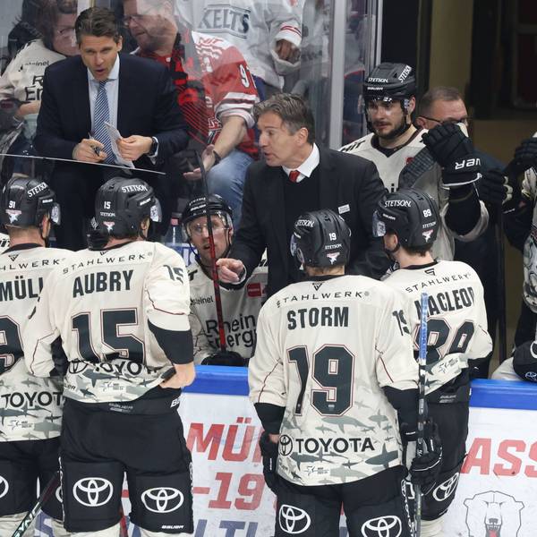 Haie-Trainer Uwe Krupp im Gespräch mit seiner Mannschaft beim Auswärtsspiel der Kölner gegen die Eisbären Berlin. (Archivbild)