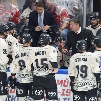 Haie-Trainer Uwe Krupp im Gespräch mit seiner Mannschaft beim Auswärtsspiel der Kölner gegen die Eisbären Berlin. (Archivbild)