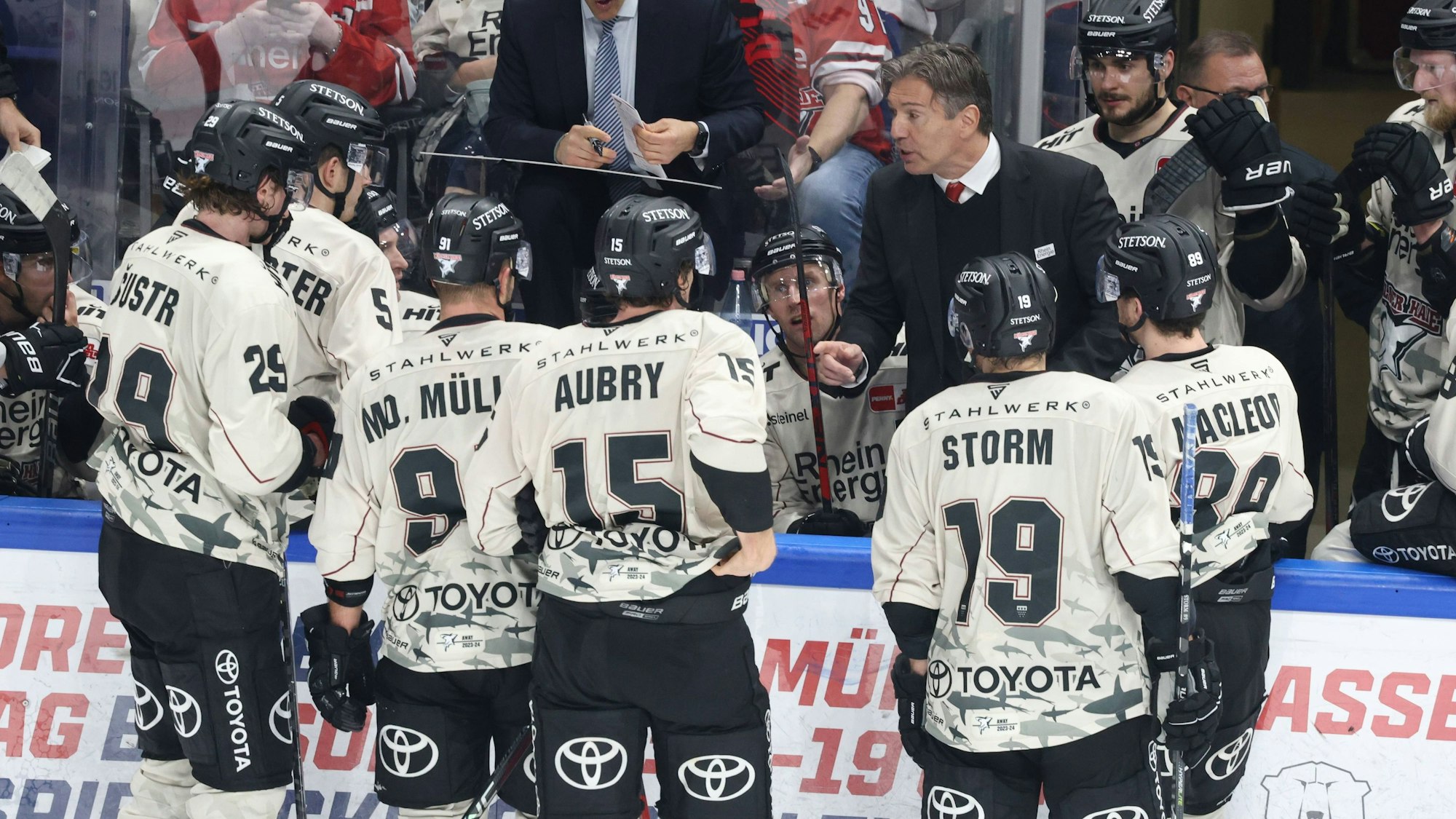 Haie-Trainer Uwe Krupp im Gespräch mit seiner Mannschaft beim Auswärtsspiel der Kölner gegen die Eisbären Berlin. (Archivbild)