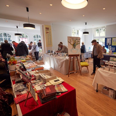 Aussteller und Besucher der Literaturmesse der LitEifel im Jahr 2022.