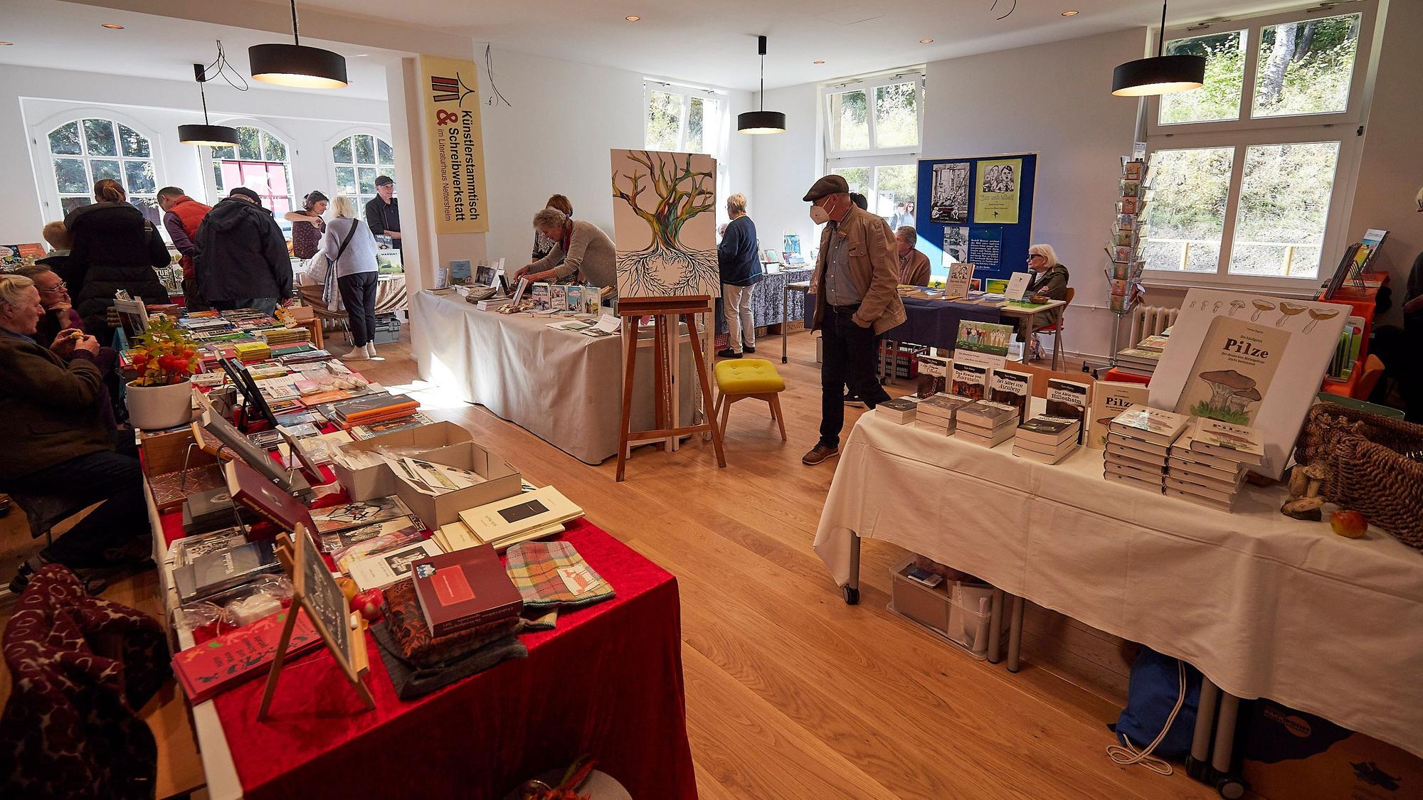 Aussteller und Besucher der Literaturmesse der LitEifel im Jahr 2022.