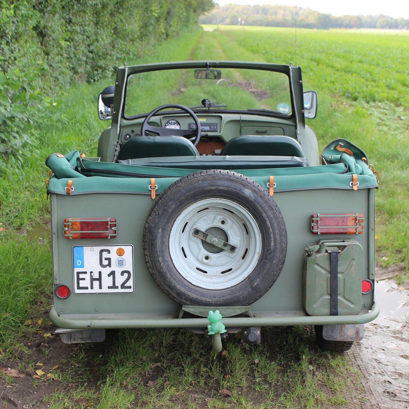 Der alte Trabi von hinten auf einem Feldweg.