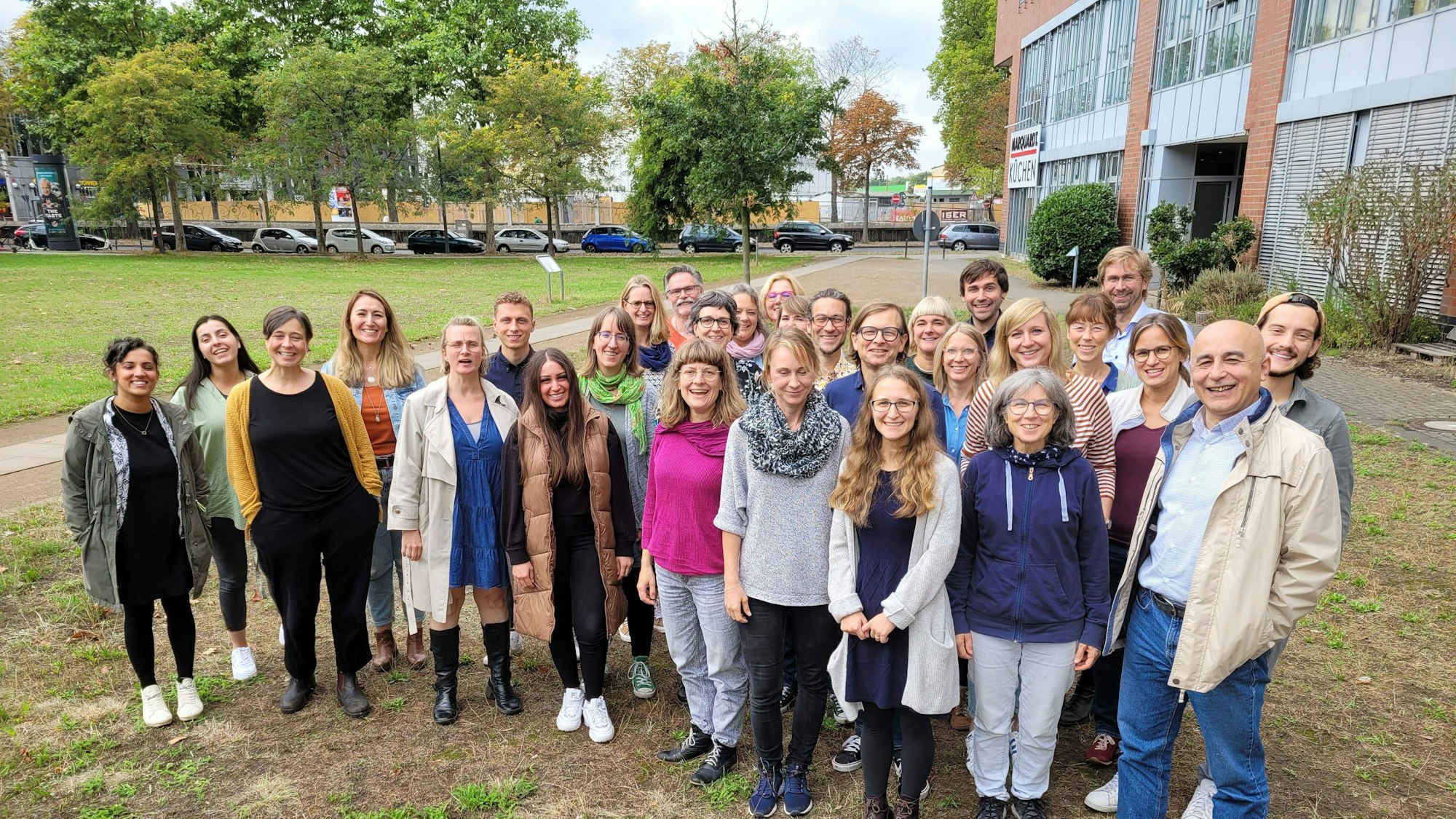 Das Team des „Kinderschutzbund/Kinderschutzzentren Köln“ vor der Zentrale an der Bonner Straße