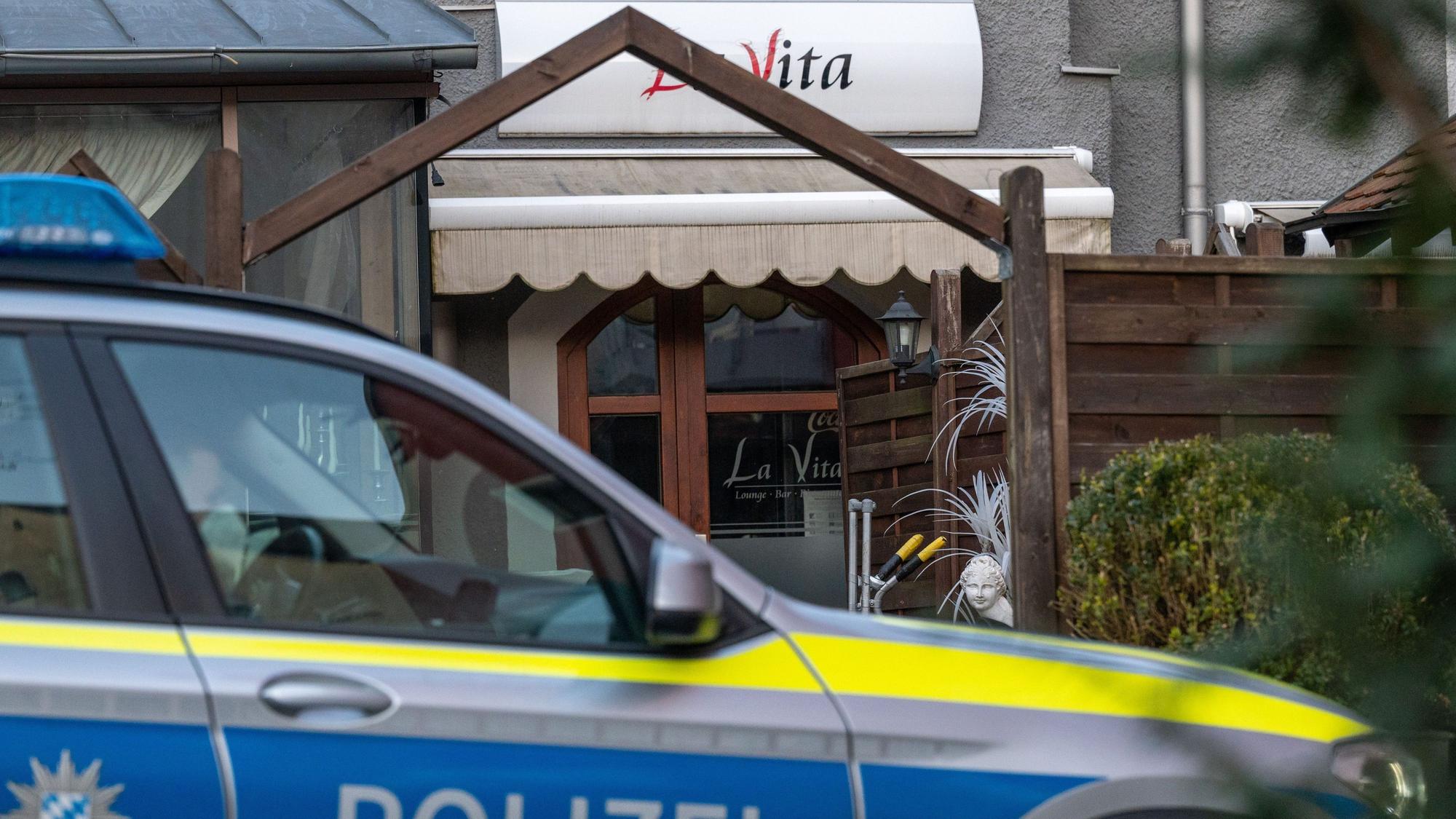 Ein Polizeifahrzeug steht vor einem Lokal in Weiden in der Oberpfalz.