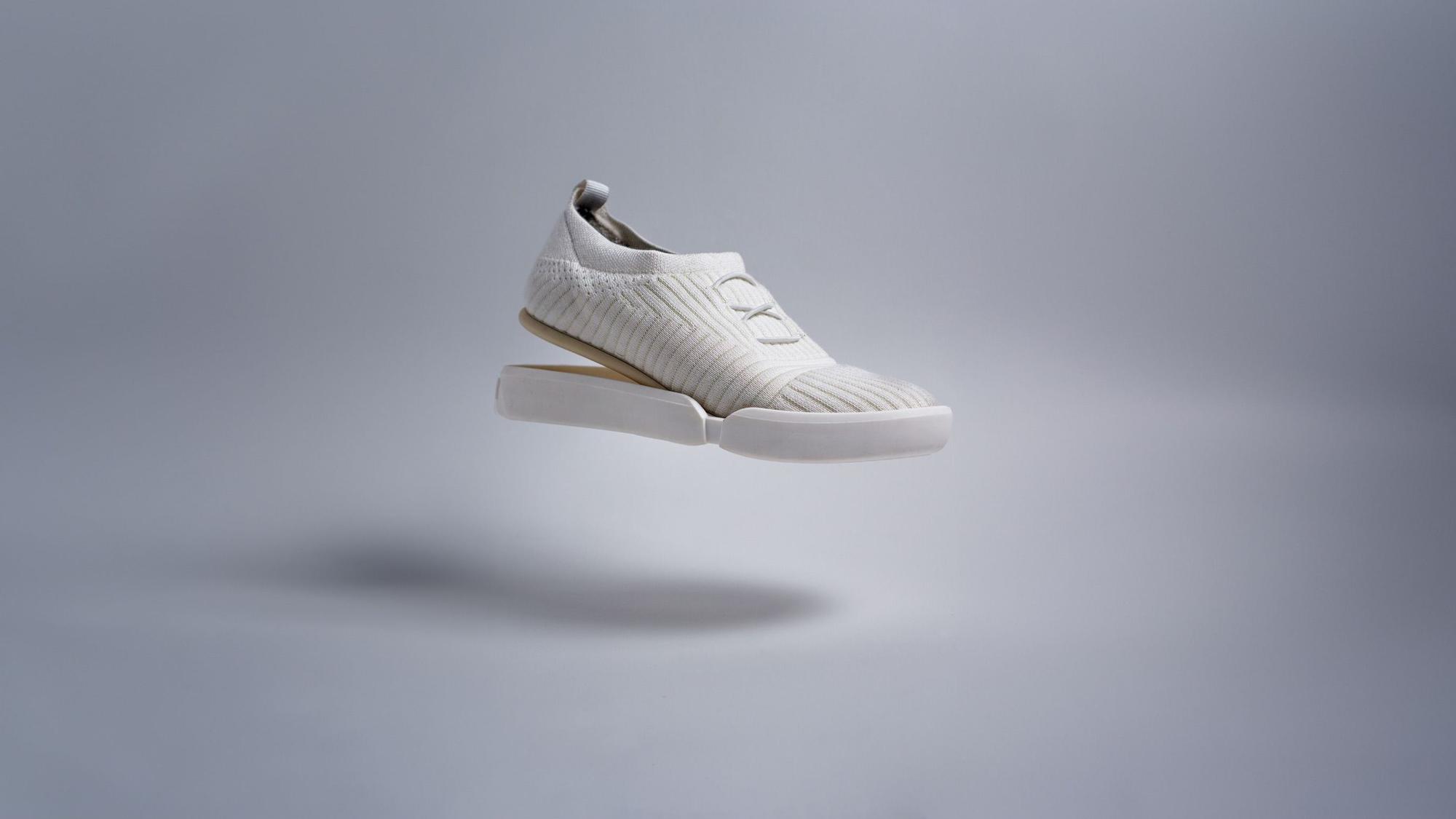 Turnschuhe mit einer Sohle, die sich hinten ablöst