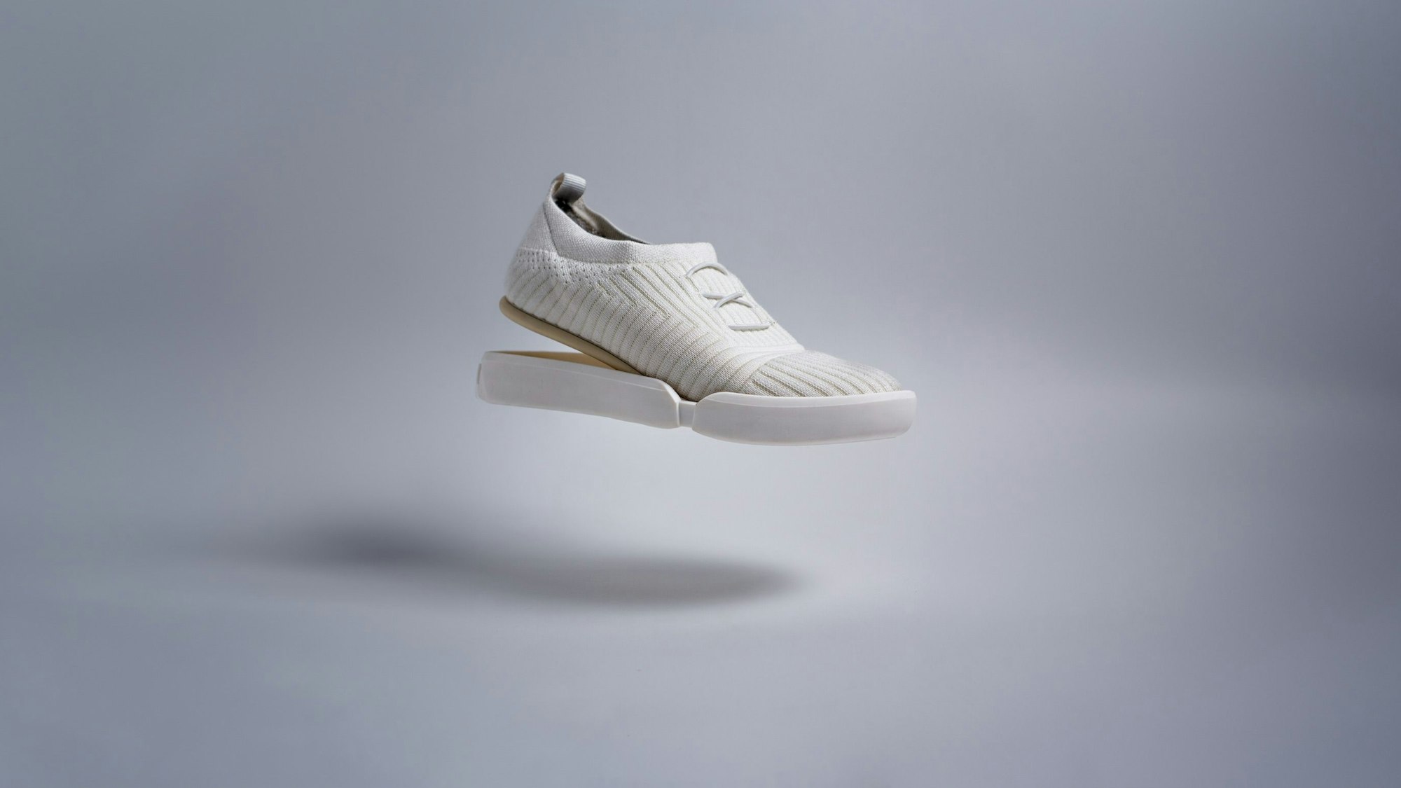 Turnschuhe mit einer Sohle, die sich hinten ablöst