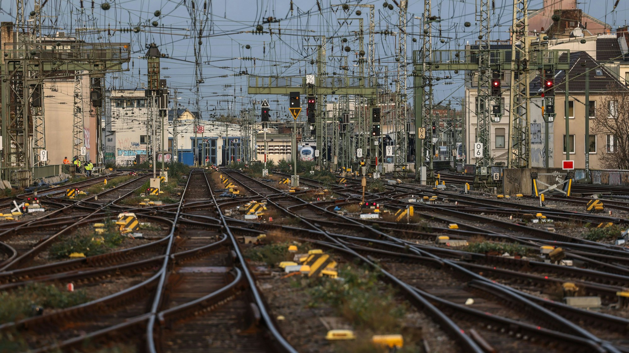 Die Gleise vor dem Hauptbahnhof Köln sind leer.