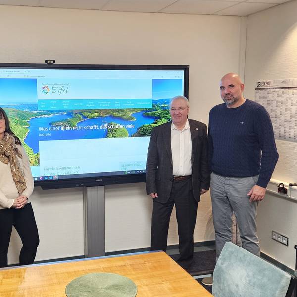 Edmund Komar (v.l.), Petra Schumacher-Hendus, Bernd Becker und Hubert Schmidt stehen vor einem großen Monitor.