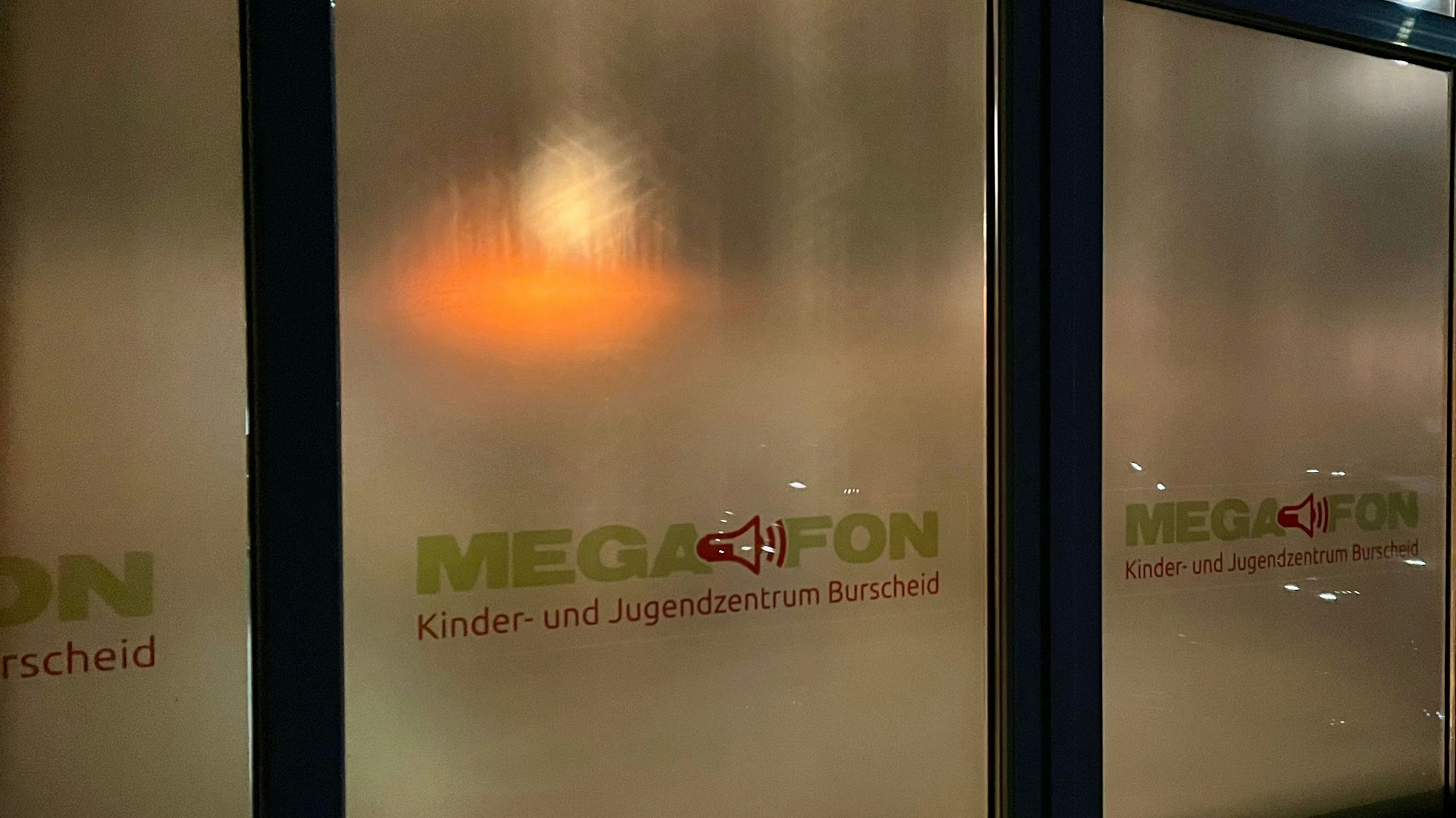Blick von außen ins Jugendzentrum Megafon an der Montanusstraße in Burscheid