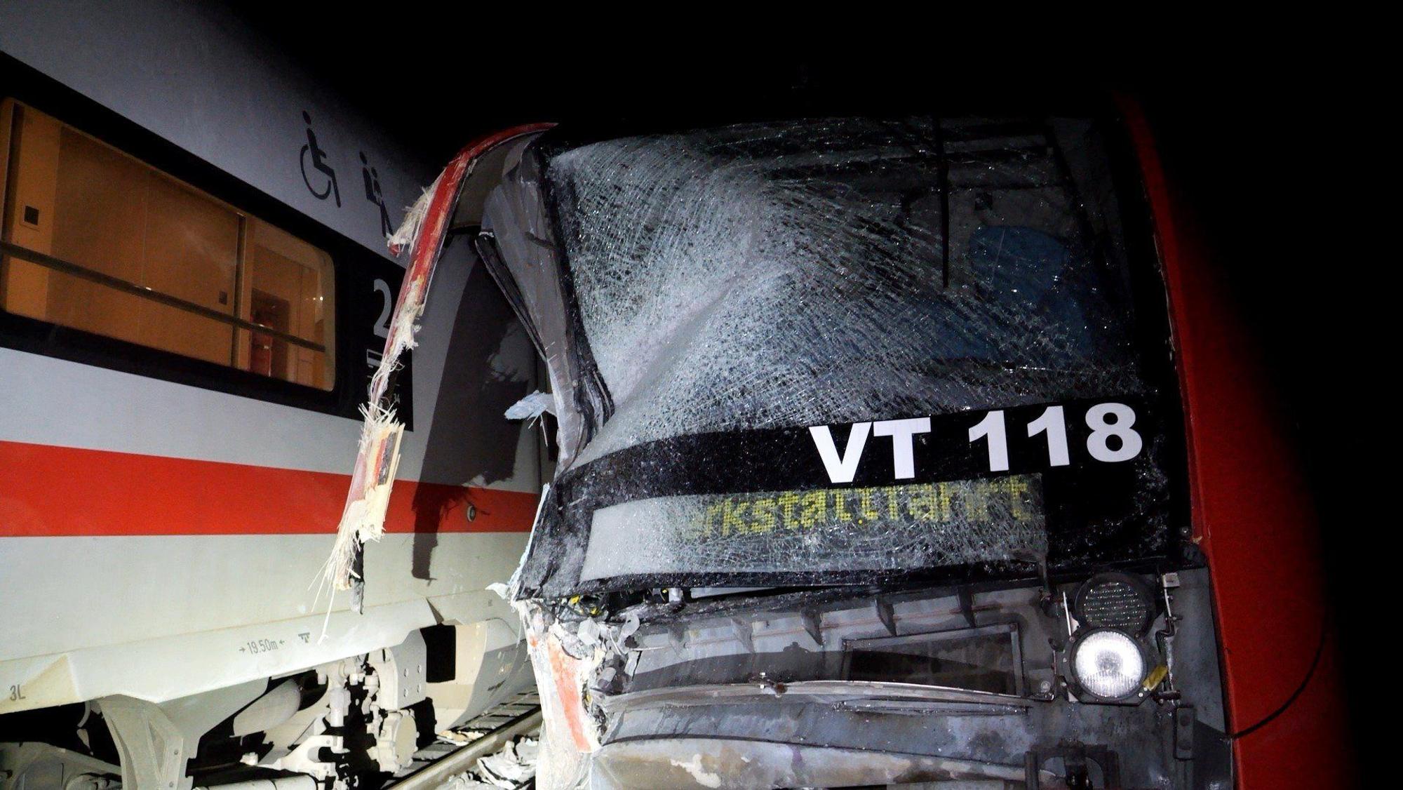 Eine Regionalbahn wurde nach der Kollision mit einem ICE auf der Strecke zwischen Hamburg und Bremen stark beschädigt.