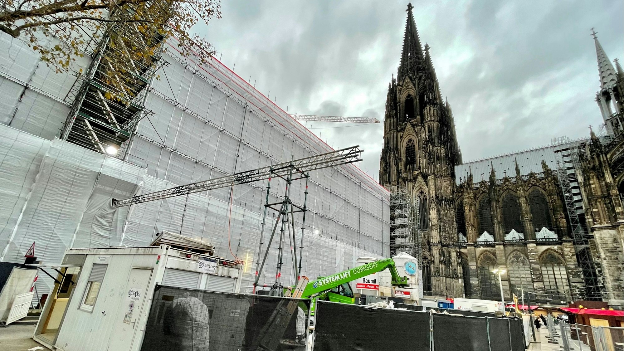 Die Dom-Hotel-Baustelle am Roncalliplatz.