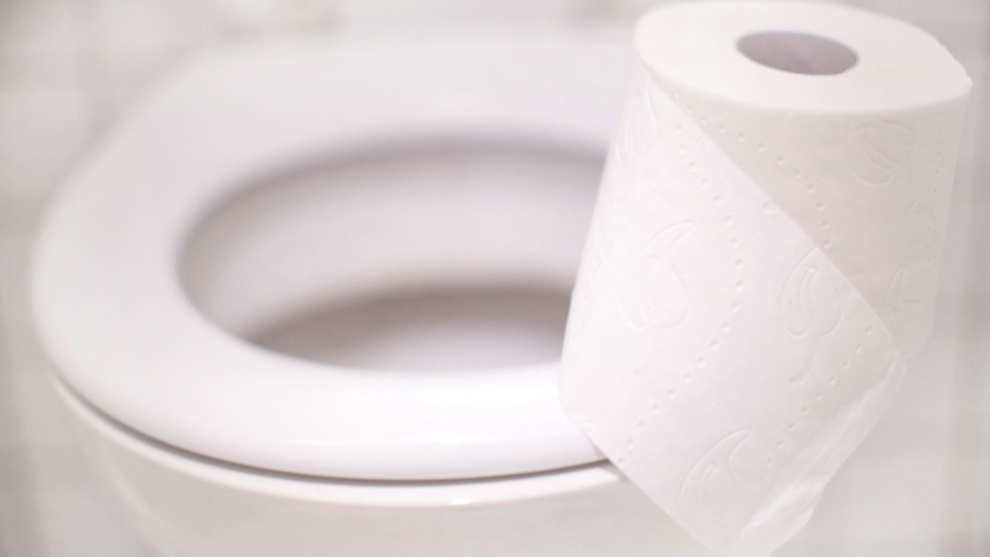 Eine Rolle Toilettenpapier liegt auf einer Toilette in Düsseldorf