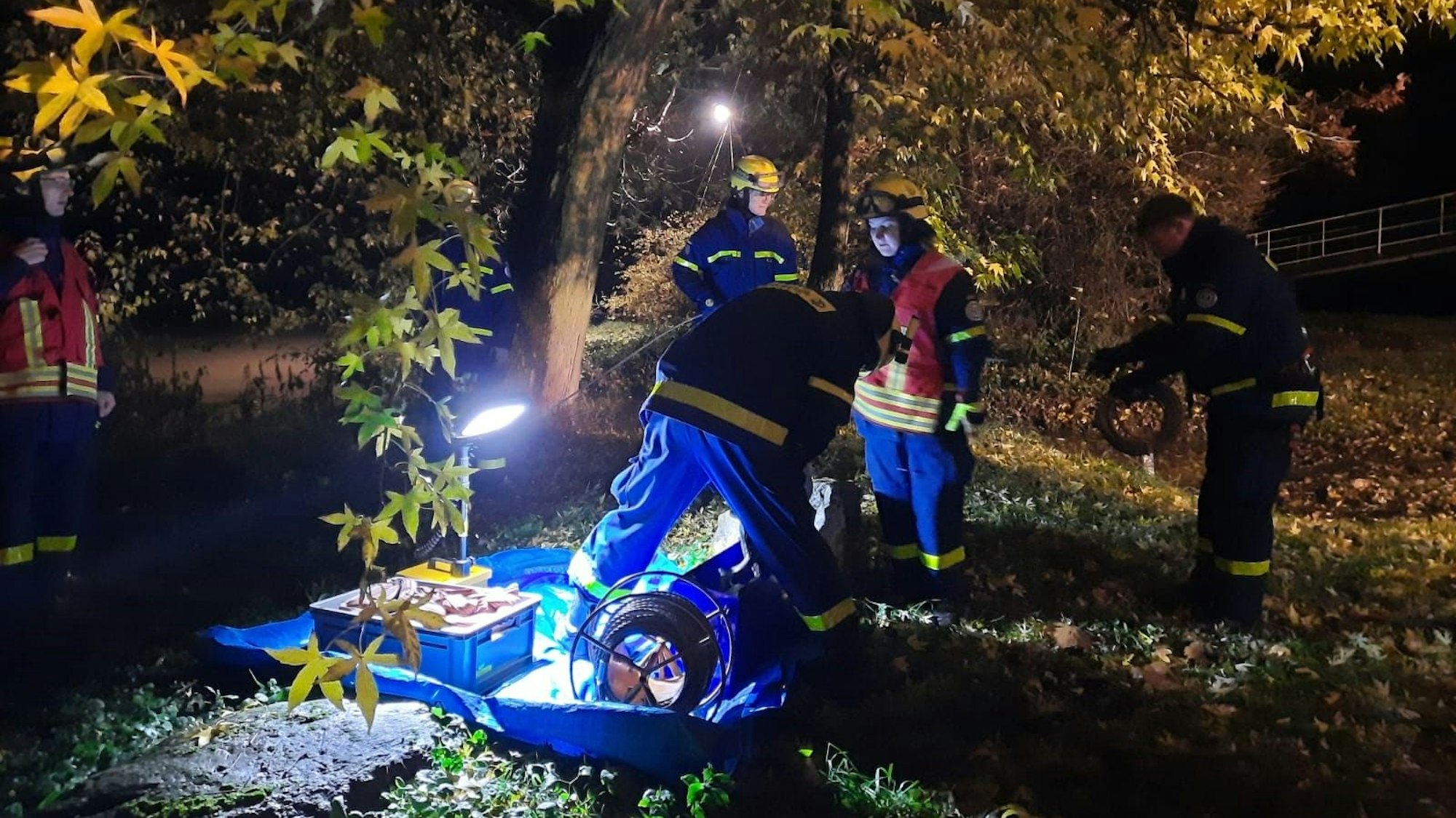 Einsatzkräfte des Technischen Hilfswerks während eines Einsatzes.