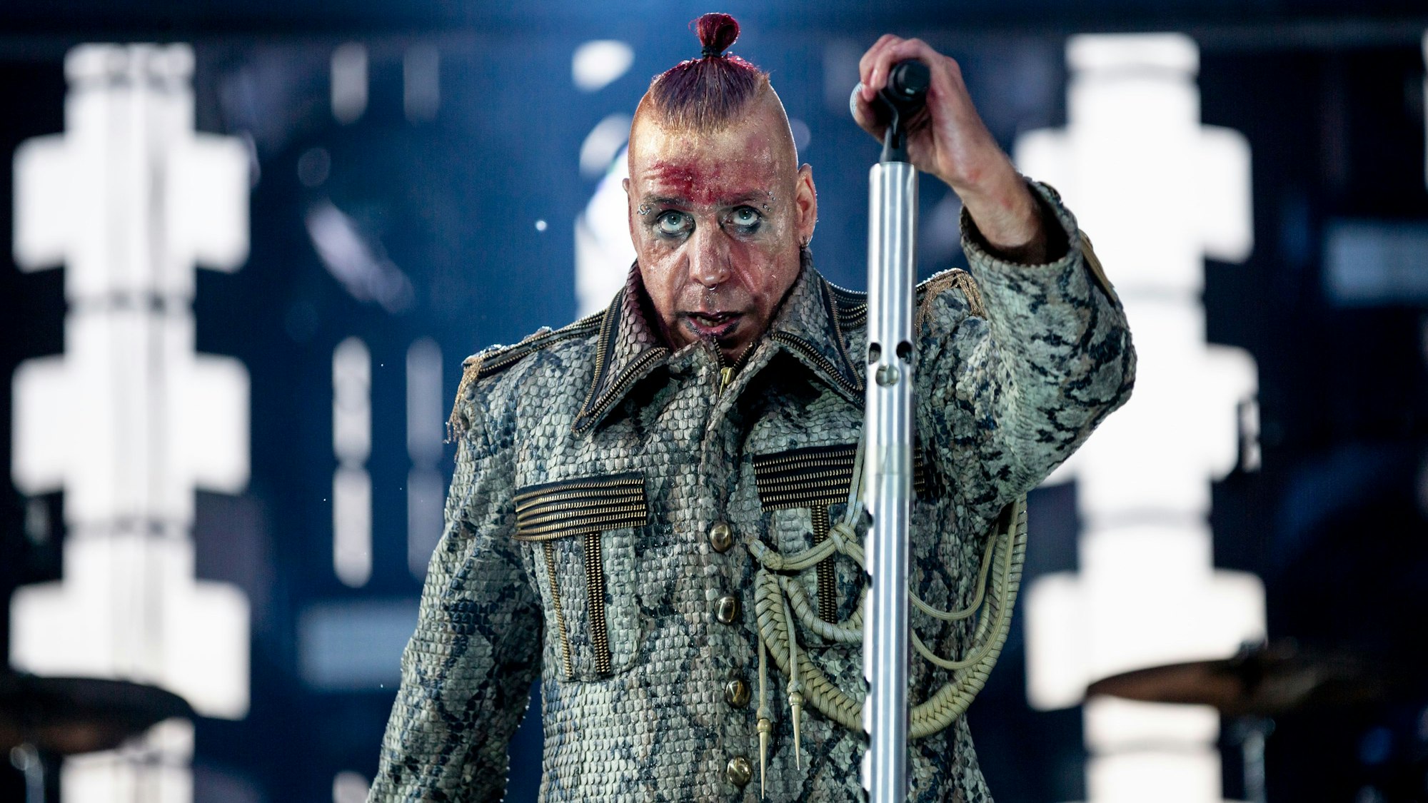 Till Lindemann, Frontsänger der Band Rammstein, ist derzeit auf Solo-Tour mit seinem Solo-Projekt „Lindemann“. Die Tour wird von Protesten begleitet, eine Show in Kassel muss aber wegen eines anderen Grunds abgesagt werden. (Archivbild)