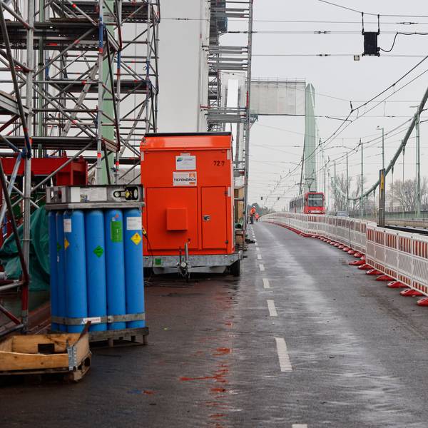 Blick auf die Baustelle auf der Mülheimer Brücke