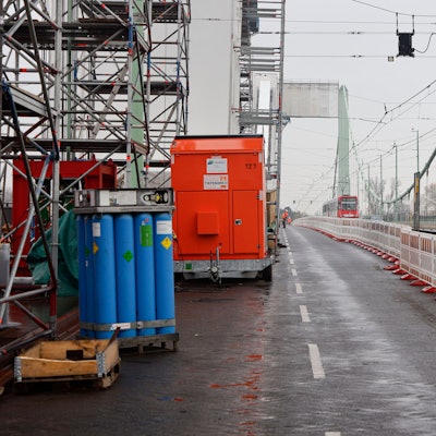 Blick auf die Baustelle auf der Mülheimer Brücke