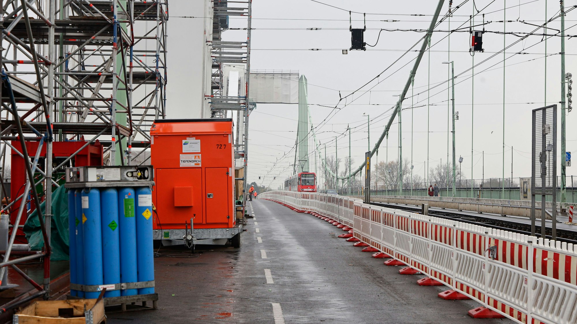 Blick auf die Baustelle auf der Mülheimer Brücke