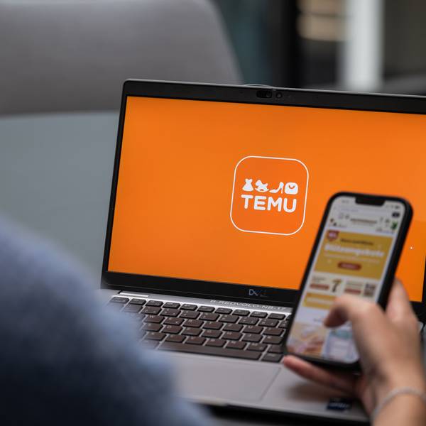 Blick auf einen Laptop mit dem Logo der App Temu (gestellte Szene).