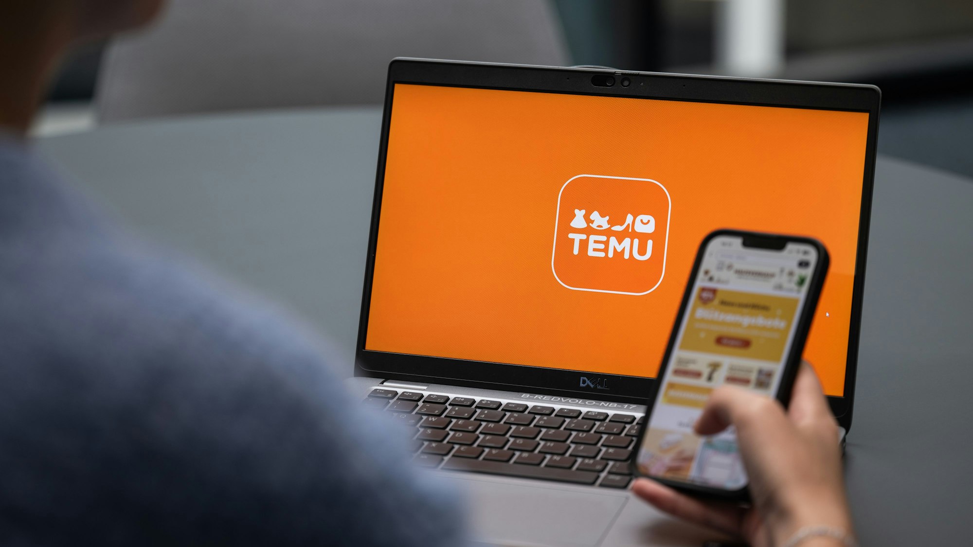 Blick auf einen Laptop mit dem Logo der App Temu (gestellte Szene).