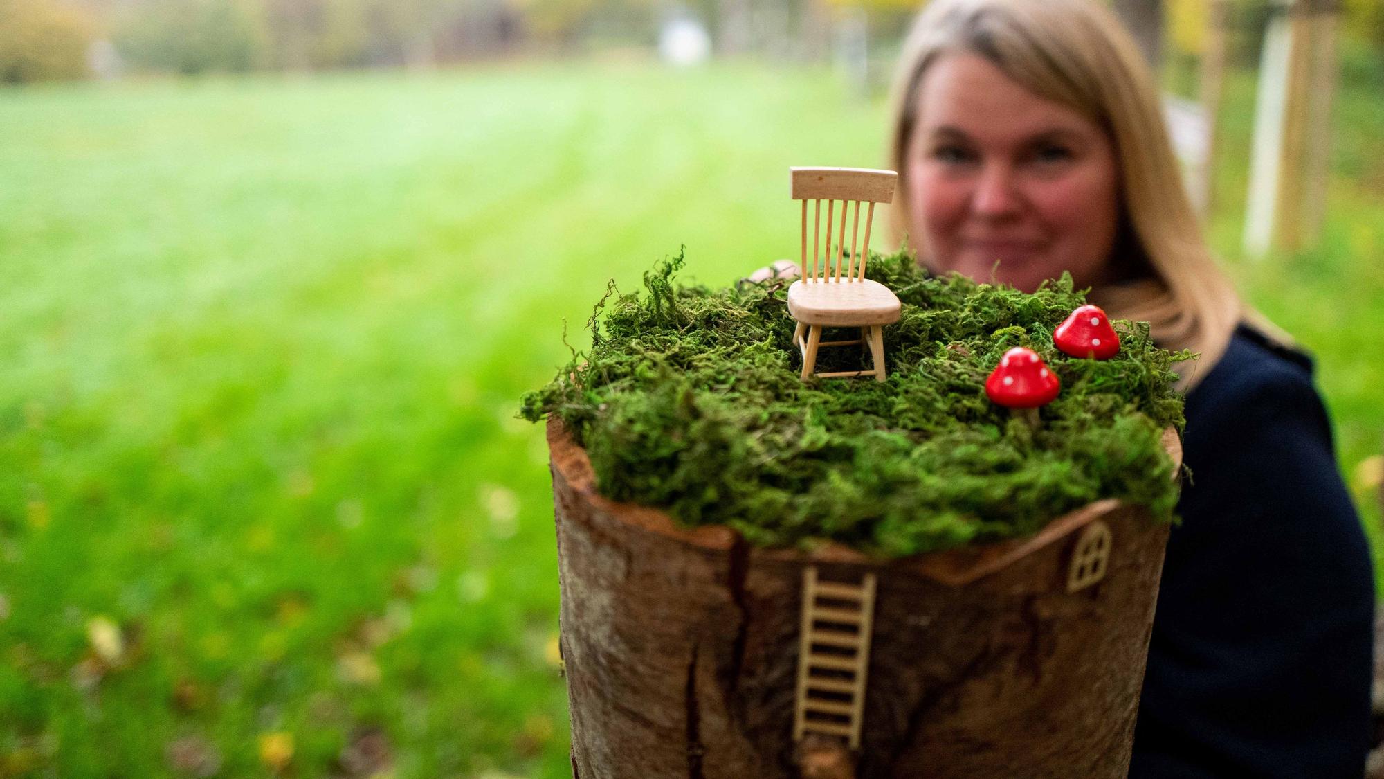 Das Bild zeigt einen mit Moos bedeckten Baumstumpf, auf dem ein kleiner Stuhl steht. Julia Mostert hat die Wichtelwohnung gebastelt.