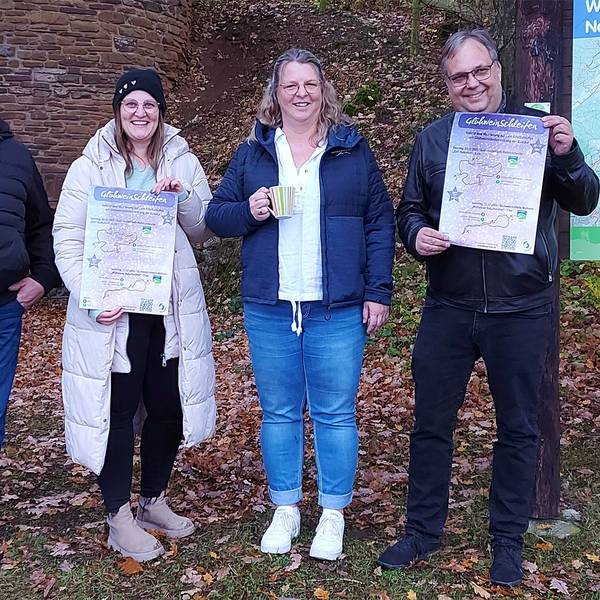 Helmut Pickartz, Christina Gier, Jutta Jeske und Ingo Bings (v.l.) präsentieren das Plakat für die Glühweinschleifen-Wanderung.