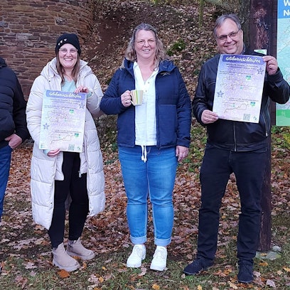 Helmut Pickartz, Christina Gier, Jutta Jeske und Ingo Bings (v.l.) präsentieren das Plakat für die Glühweinschleifen-Wanderung.