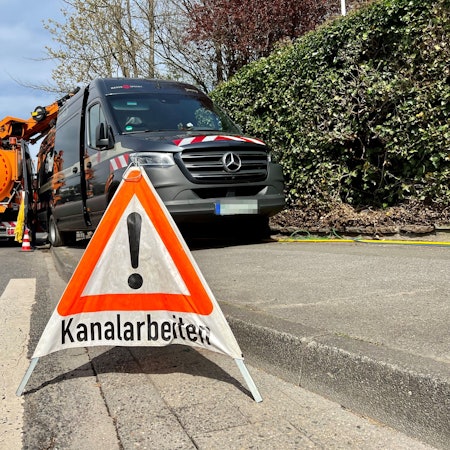 Ein Schild steht auf einer Straße.