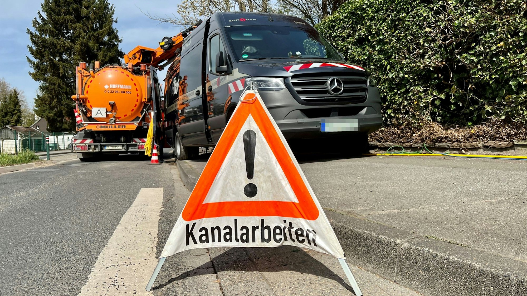 Ein Schild steht auf einer Straße.
