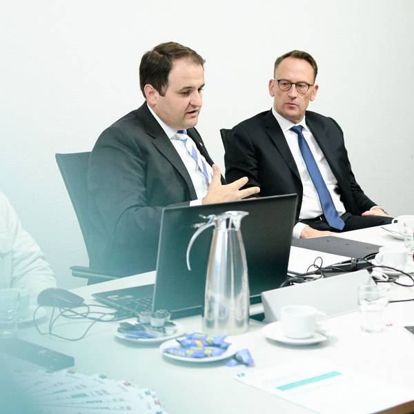 Medienminister Nathanael Liminski mit Tobias Schmid, Direktor der Landesanstalt für Medien NRW.