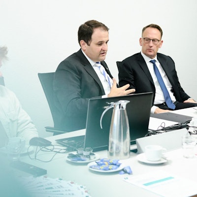 Medienminister Nathanael Liminski mit Tobias Schmid, Direktor der Landesanstalt für Medien NRW.