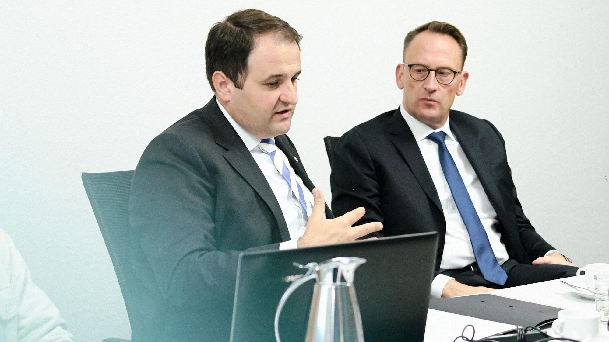 Medienminister Nathanael Liminski mit Tobias Schmid, Direktor der Landesanstalt für Medien NRW.