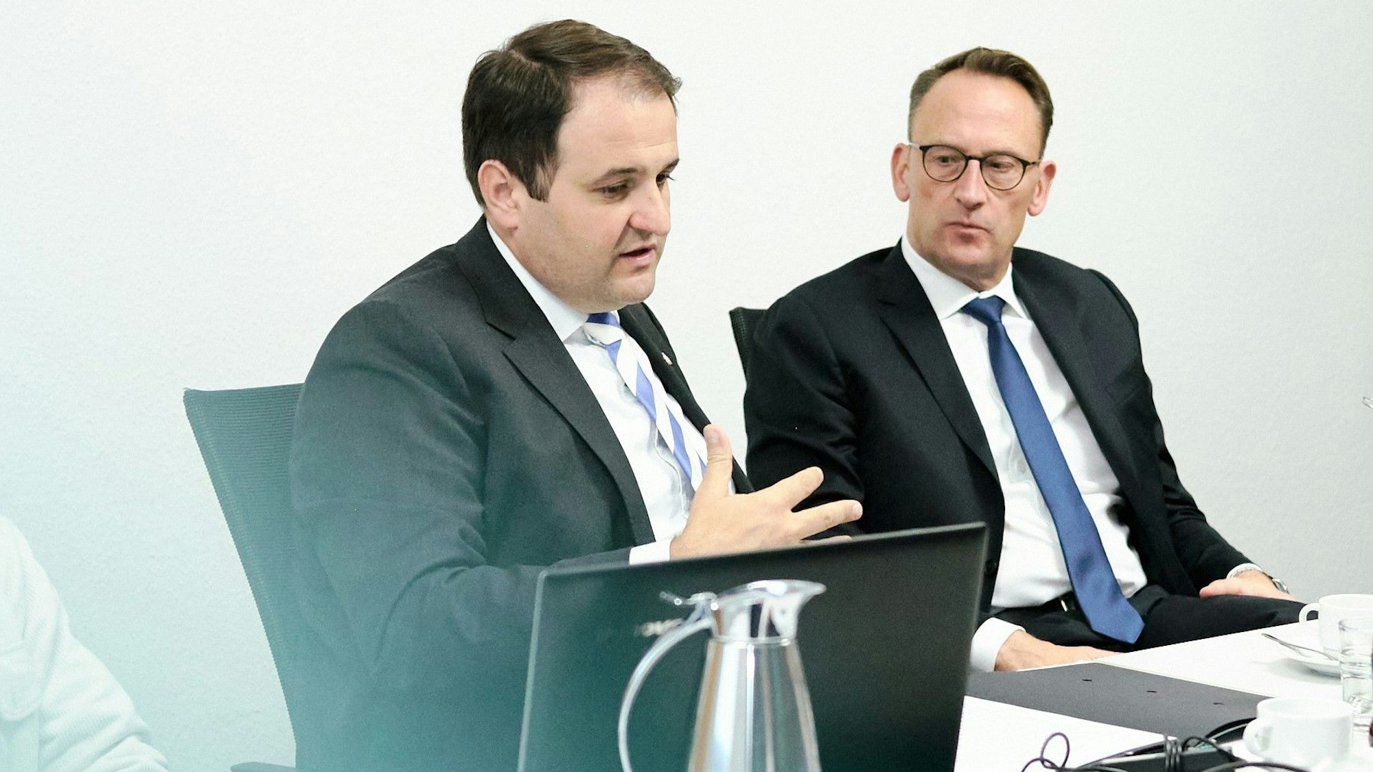 Medienminister Nathanael Liminski mit Tobias Schmid, Direktor der Landesanstalt für Medien NRW.