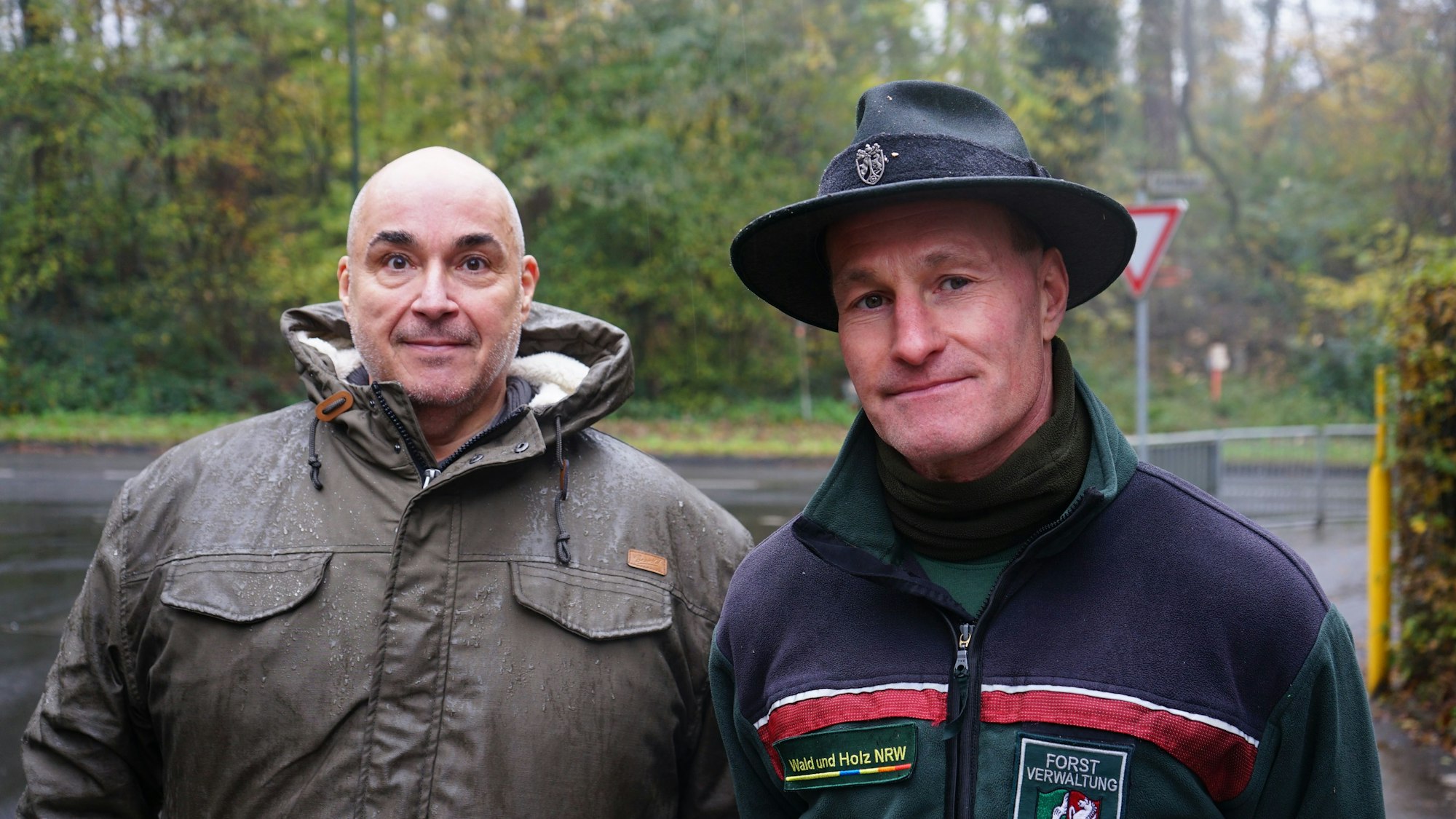 Das Bild zeigt Amtsleiter Detlef Habicht und Revierförster Florian Claßen.