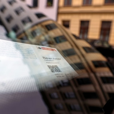 Ein Anwohnerparkausweis liegt in einem Auto.