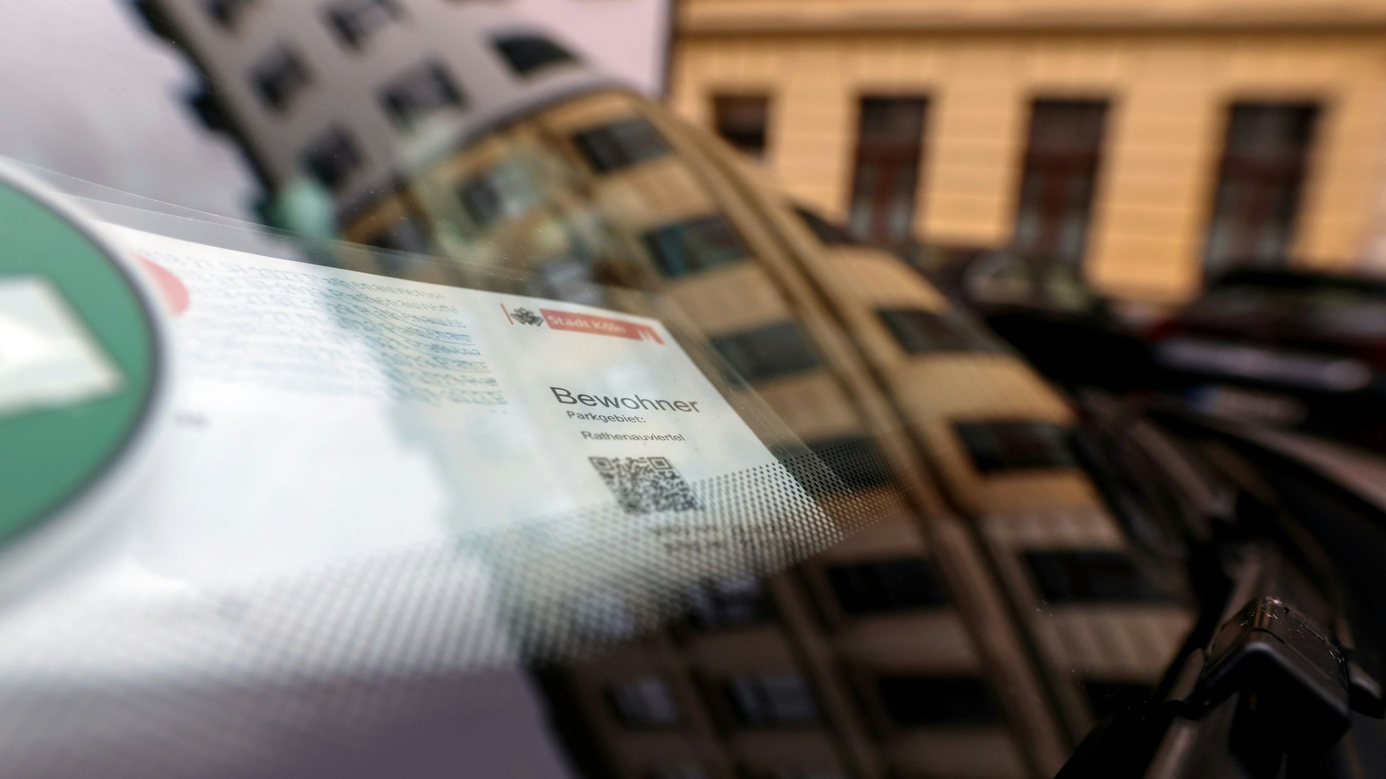 Ein Anwohnerparkausweis liegt in einem Auto.