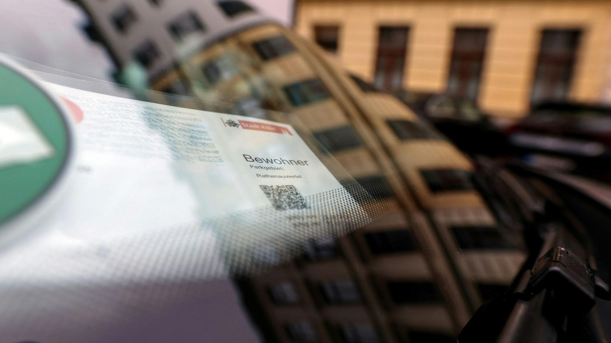 Ein Kölner Anwohnerparkausweis. Aktuell kostet die Ausstellung in der Stadt nur 30 Euro.