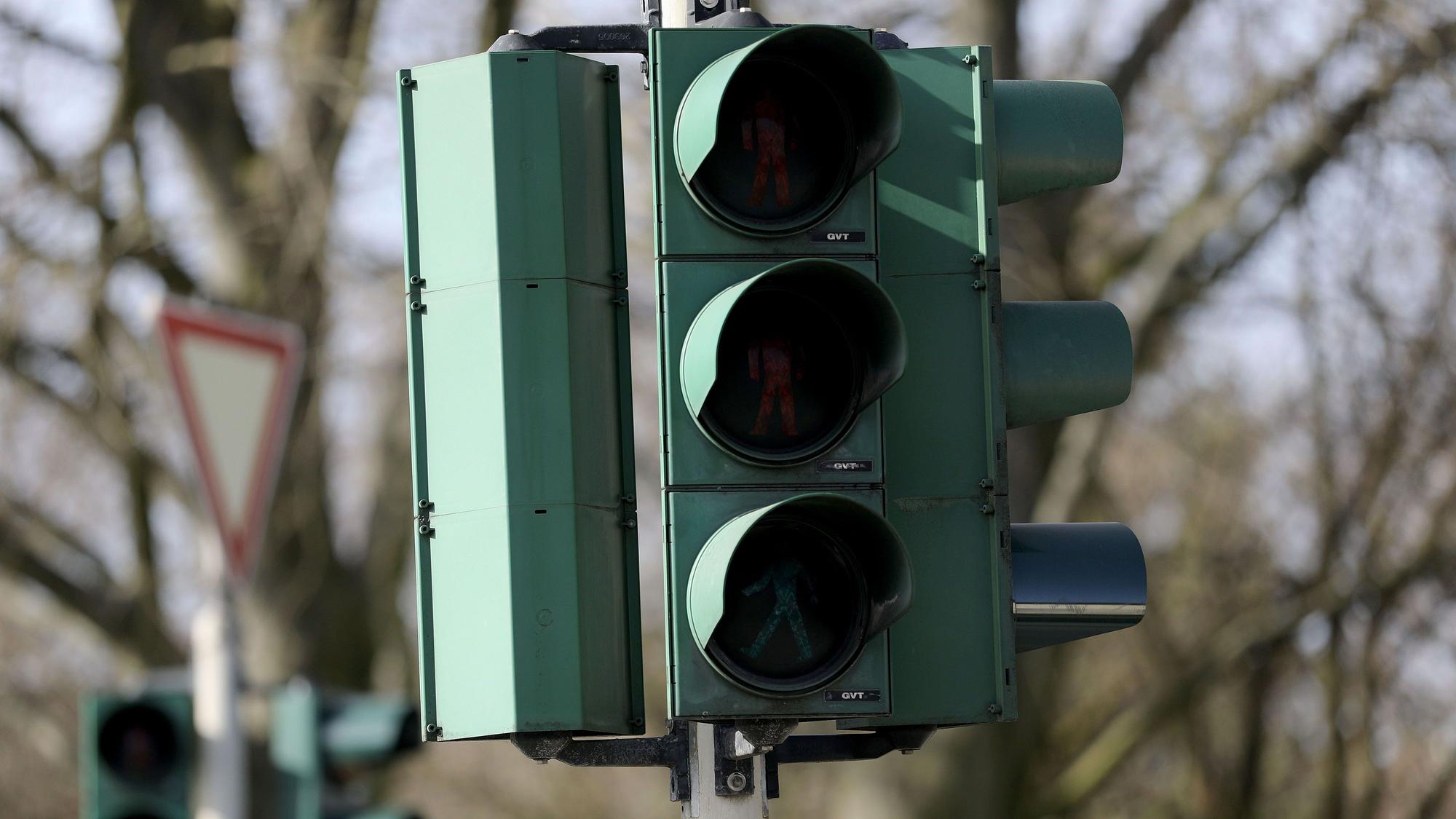 Eine Ampel an einer Kreuzung ist außer Betrieb