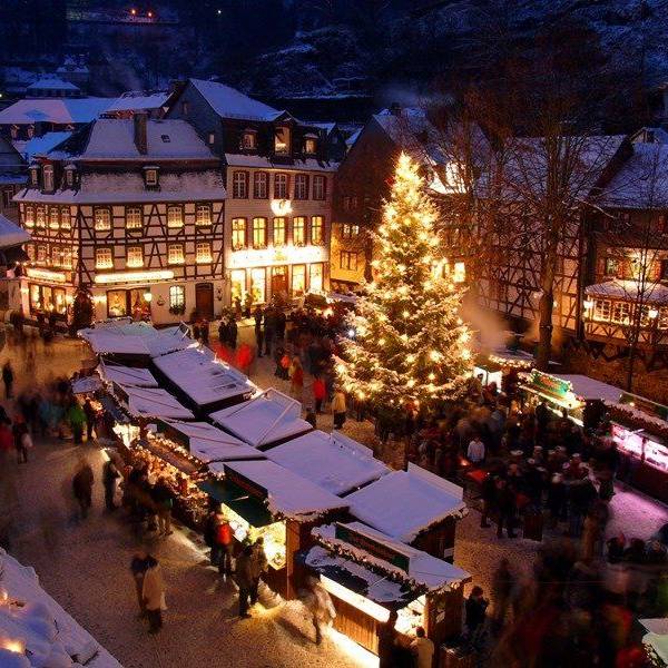Im Lichterglanz: Weihnachtsmarkt in Monschau.
