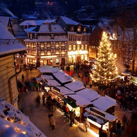 Im Lichterglanz: Weihnachtsmarkt in Monschau.
